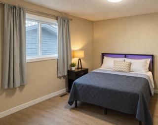 Airport 4BR2BA Mainfloor Suite 1min walk to bus stop - 4