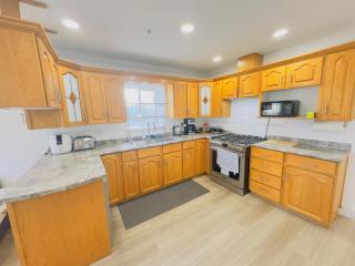 Family Retreat sleeps 12 Near YVR Airport, Downtown - 9
