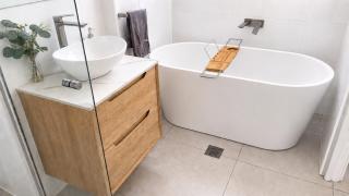 Central 2 Bedroom Apartment - Walk to Beach & CBD - Sleeps 5 - 1