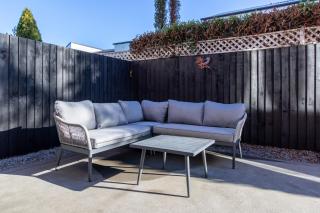 Comfortable City Fringe Townhouse With Carpark - 6