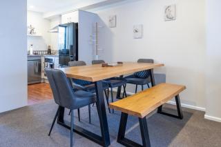 Comfortable City Fringe Townhouse With Carpark - 3