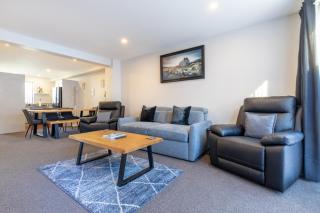 Comfortable City Fringe Townhouse With Carpark - 0