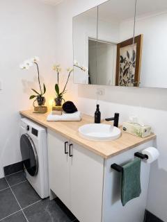 William's on William - Stylish 2 Bedroom Haven - 4