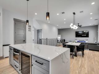 Brand NEW Modern Stay Near Med Center, NRG, Downtown, Hermann Park, Museum District - 0