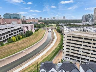 Brand NEW Modern Stay Near Med Center, NRG, Downtown, Hermann Park, Museum District - 4