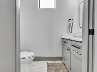 Brand NEW Modern Stay Near Med Center, NRG, Downtown, Hermann Park, Museum District - 3