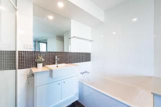 Spacious Riverside 2BR CBD Parking Pool & Gym - 4