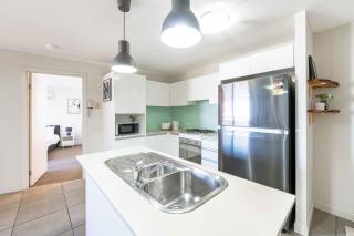 Spacious Riverside 2BR CBD Parking Pool & Gym - 5