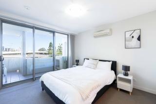 Spacious Riverside 2BR CBD Parking Pool & Gym - 3