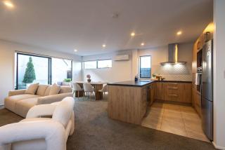The Ember House - Fire Pit Patio, 5 min to CBD - 3