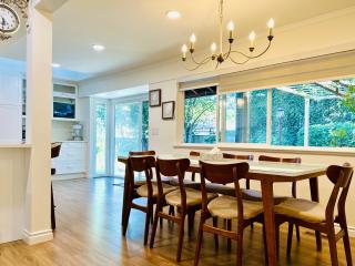 4BR 3BA Skytrain to DT & Airport - Free Parking - Pet Friendly - 3