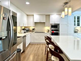 4BR 3BA Skytrain to DT & Airport - Free Parking - Pet Friendly - 8