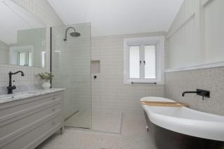 Grand 4BR Queenslander on Harold Sleeps 7 - 1