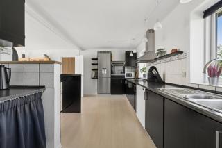 Spacious Holiday Home With Water View - 5