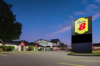 Super 8 by Wyndham Gananoque - Country Squire Resort - 0