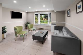 Super 8 by Wyndham Gananoque - Country Squire Resort - 5