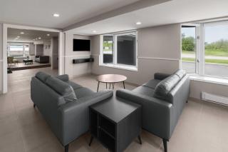 Super 8 by Wyndham Gananoque - Country Squire Resort - 4