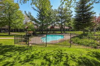 Super 8 by Wyndham Gananoque - Country Squire Resort - 2