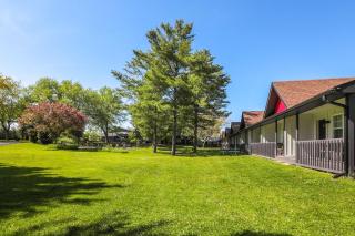 Super 8 by Wyndham Gananoque - Country Squire Resort - 1