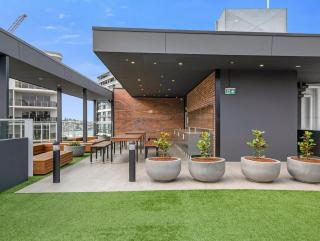Stylish Designer Apartment with Rooftop, Balcony & Parking - 9