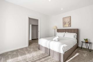 Spacious Luxury Retreat with Private Garden Box Hill - 8
