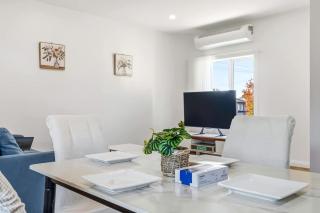 Spacious Luxury Retreat with Private Garden Box Hill - 6