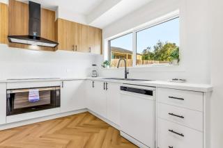 Spacious Luxury Retreat with Private Garden Box Hill - 6