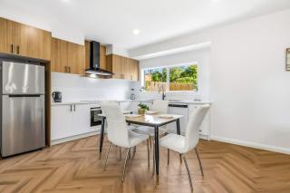 Spacious Luxury Retreat with Private Garden Box Hill - 8