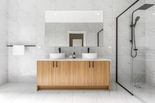 Spacious Luxury Retreat with Private Garden Box Hill - 5