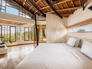 Gorgeous 2BR Penthouse 800m to thBeach - 2
