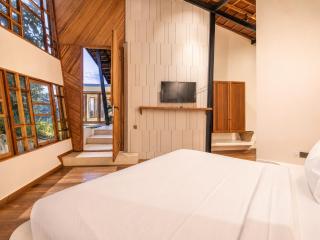 Stunning 2-BR Penthouse with View, 800m to Beach - 4