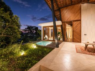 Gorgeous 2BR Penthouse 800m to thBeach - 2