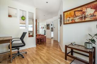 Mid-Century Suite Kangaroo Point - 1BR Apartment, Walk to CBD, River & The Gabba - 2
