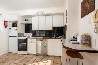 Mid-Century Suite Kangaroo Point - 1BR Apartment, Walk to CBD, River & The Gabba - 8