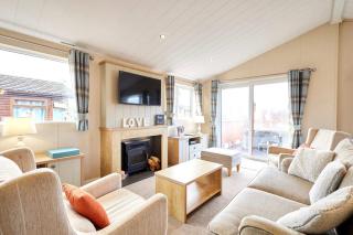 Little Gem Lodge with Hot Tub - 9