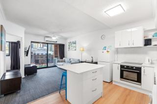 Central Brunswick Apartment Hotel - 2