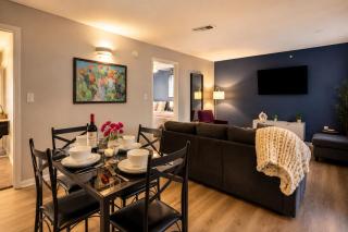 Austin Stay - King Bed, Workspace & Free Parking Near Downtown - 9