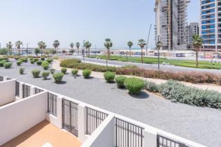 Bespoke Luxury 3BR Villa with Private Yard with Island Properties - 9