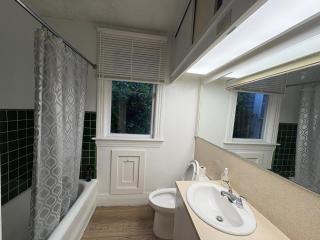 Vancouver Guesthouse - Airport 10 min, Downtown 15 Min- Free Parking & Transit Access - 4
