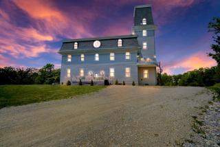 Gorgeous Secludued Villa Nestled Amidst Trees in Fort Atkinson, Wisconsin - 0