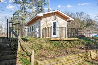 Charming Lakefront Cabin Amazing to Reconnect with Nature in Kalamazoo, Michigan - 0
