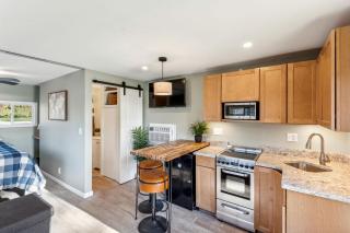 Charming Lakefront Cabin Amazing to Reconnect with Nature in Kalamazoo, Michigan - 6