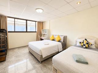 Spacious 3BR Townhouse w Rooftop Near BTS - 4