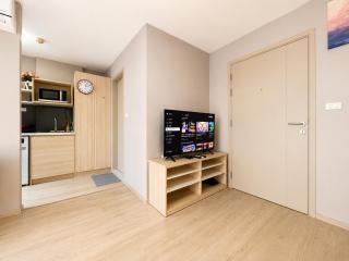 Spacious Studio Near BTS Kitchen & Washer - 9