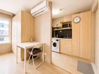 Spacious Studio Near BTS Kitchen & Washer - 6