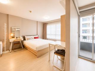 Spacious Studio Near BTS Kitchen & Washer - 4