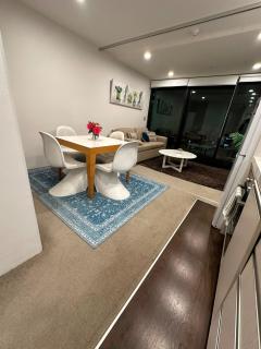 Luxury CBD Apartment, Pool, Gym and Sky Tower View - 2