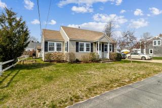 Beachside Cottage Rental Cape Cod Massachusetts Sleeps 8 Quiet Community Near Cape Beaches - 0