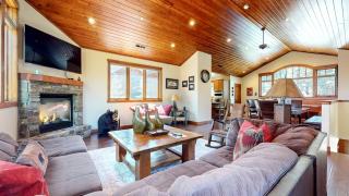 Majestic Mountain Escape: Elegant Home with Private Jacuzzi in Mammoth Lakes - 5