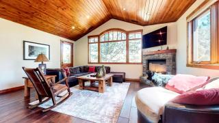 Majestic Mountain Escape: Elegant Home with Private Jacuzzi in Mammoth Lakes - 2